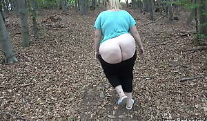 Young heavy girl with nice curves sucks and fucks make obsolete in an obstacle forest