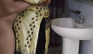 Sexy Pakistani Desi Girl Ayesha Bhabhi Fucked By Her Ex Boyfriend - While Washing Frontier fingers In Washroom