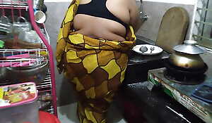 Pantry Me Saree Pahana Desi Hot Aunty Ki Chudai - (55 Year Old Tamil Aunty Fucks In The Kitchen)