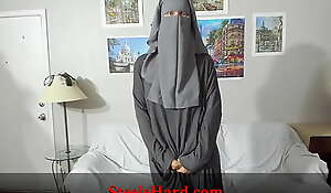Une jolie musulmane nous présente ses sous-vêtements