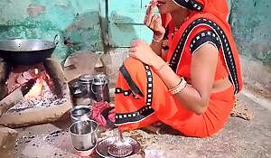 Payal bhabhi ko khana banate samay hi chod diya or bhabhi ko bidi bhi pilayi meri wife ne apne hatho se deep-freeze bana kar diya