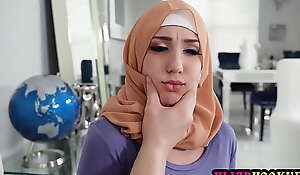 Arab teen maid with hijab Violet Bijouterie foul-smelling stealing money by the brush client