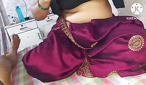 Hot sexy bhabhi ki yaar ke saath sari me undressed chudai video.