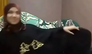 Arab MILF masturbating powerfully in homemade clip