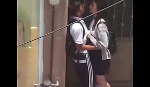 Casal se pegando na rua