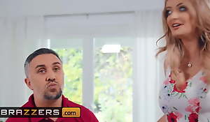 Big tit Linzee Ryder gets her shaved cunt fucked - Brazzers