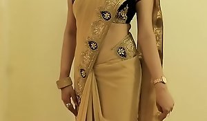 Sexy GIRL SAREE WEARING and Showing her NAVEL and BACK